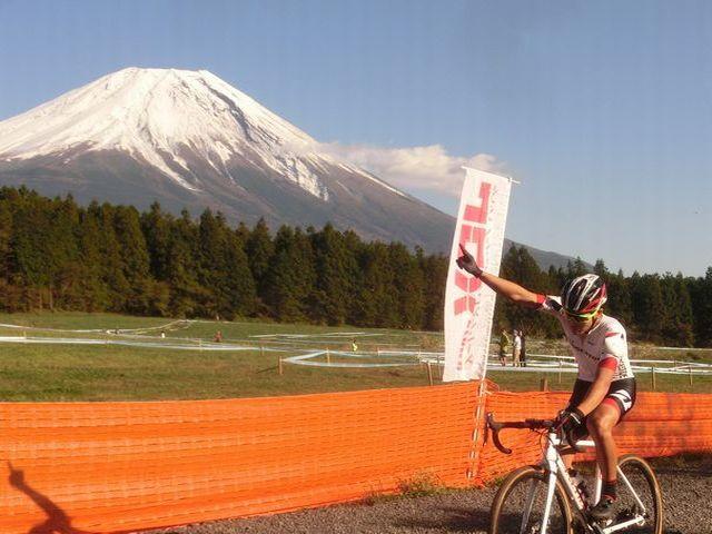 https://www.cyclocross.jp/news/2018/10/76cbc34435f51bf2d08261c5646b2df627fea11e.JPG
