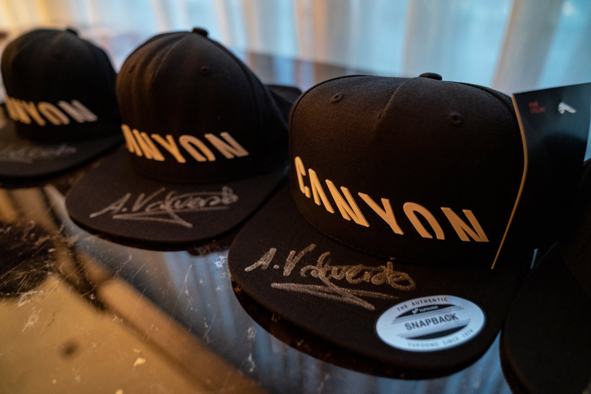 バルベルデのサイン入りキャニオンキャップ