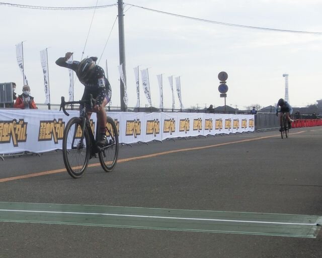 https://www.cyclocross.jp/news/WEfinish.jpg