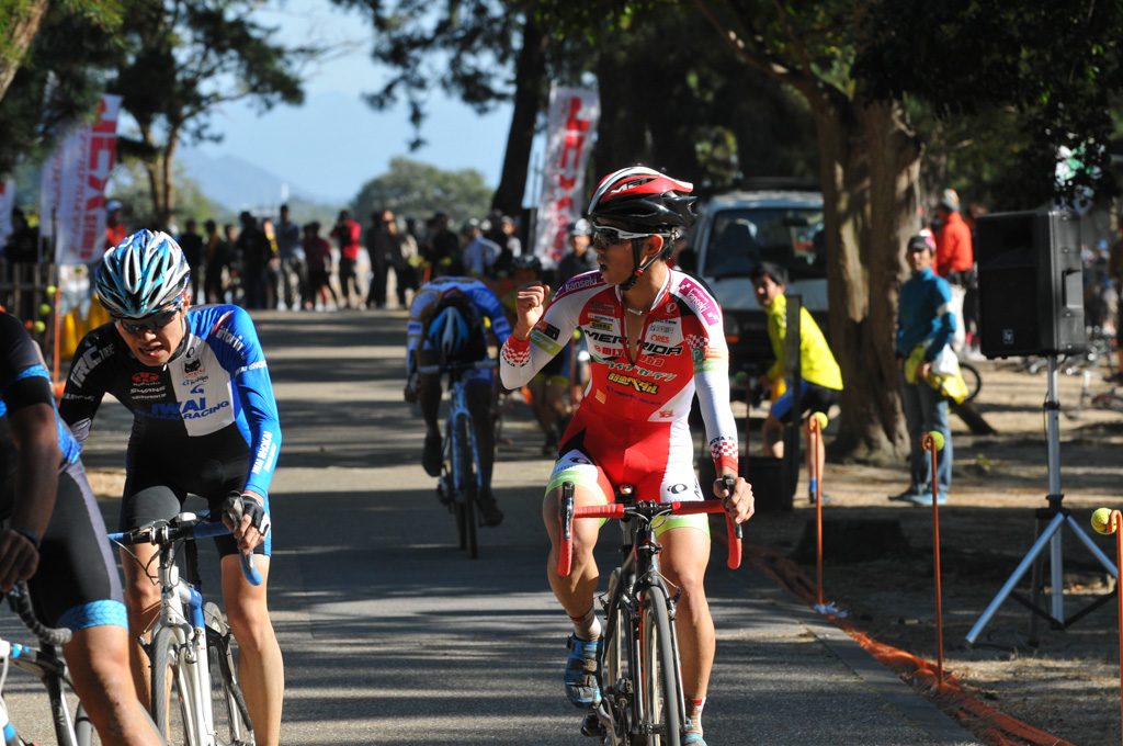 爆風吹き荒れるマイアミの砂浜で、小坂光と前田公平の戦いは小坂がスプリントで制する